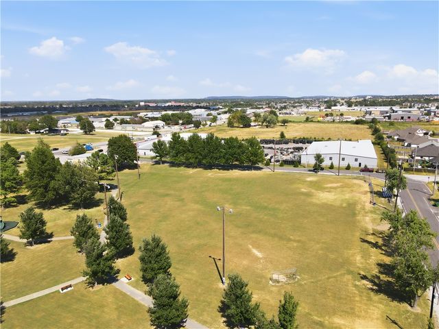 377 Penzo Avenue, Tontitown, AR 72762