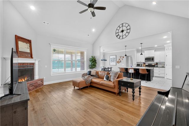377 Penzo Avenue, Tontitown, AR 72762