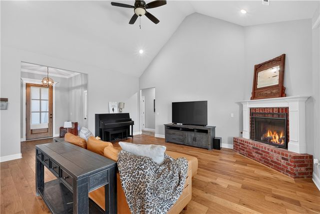 377 Penzo Avenue, Tontitown, AR 72762
