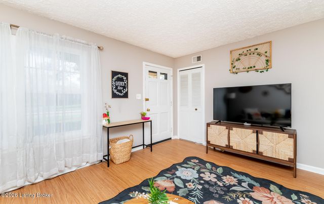 4114 Narcissus Dr, Louisville, KY 40219