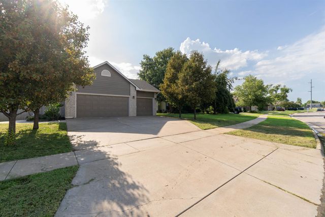 601 N Timberleaf Dr, Derby, KS 67037