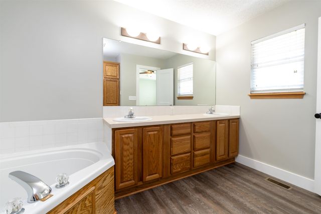 601 N Timberleaf Dr, Derby, KS 67037