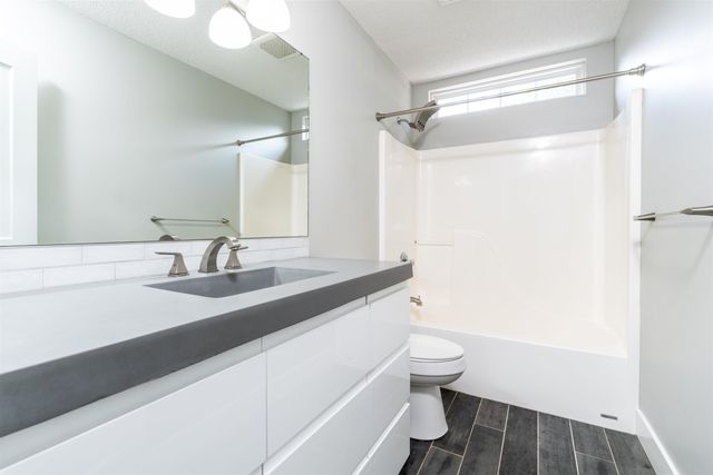 601 N Timberleaf Dr, Derby, KS 67037