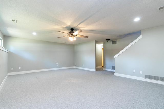 601 N Timberleaf Dr, Derby, KS 67037