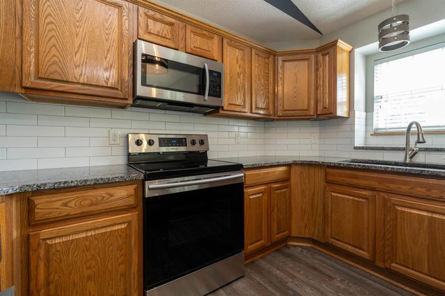 601 N Timberleaf Dr, Derby, KS 67037