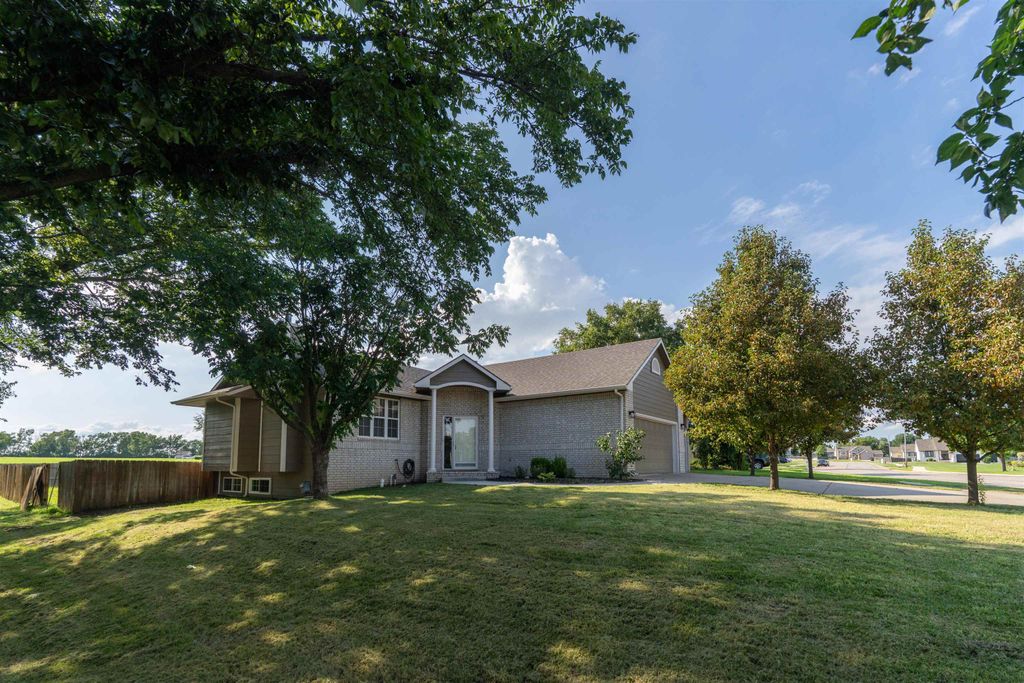 601 N Timberleaf Dr, Derby, KS 67037