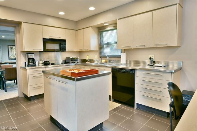 5797 Sampson Drive, Girard, OH 44420