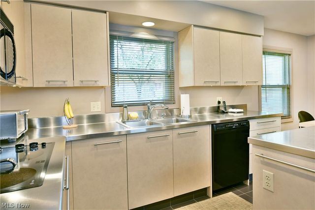 5797 Sampson Drive, Girard, OH 44420