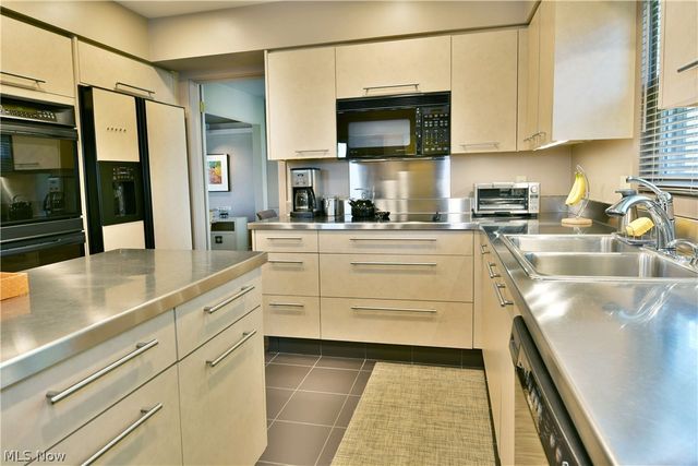 5797 Sampson Drive, Girard, OH 44420