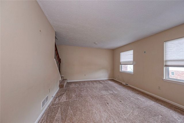 1342 Quail Run Cir, Bethel Park, PA 15102