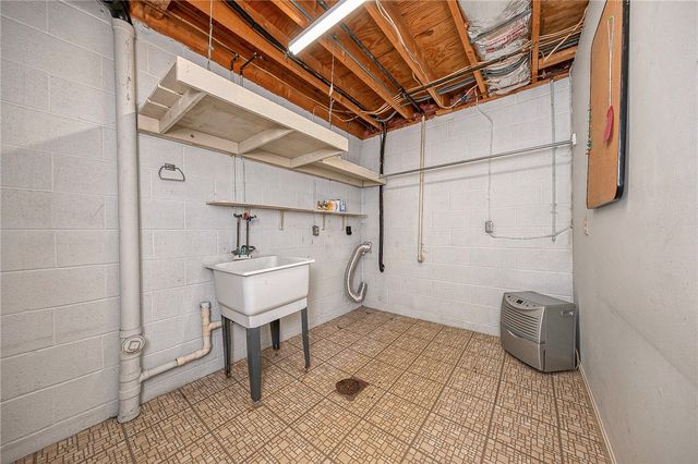 1342 Quail Run Cir, Bethel Park, PA 15102