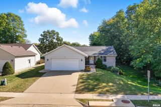223 S 8TH Street, Le Claire, IA 52753