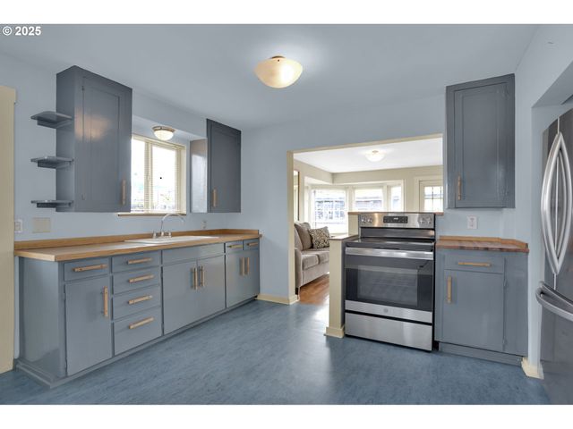 728 E WHITEAKER Ave, Cottage Grove, OR 97424