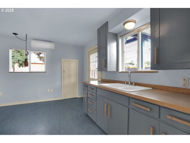 728 E WHITEAKER Ave, Cottage Grove, OR 97424