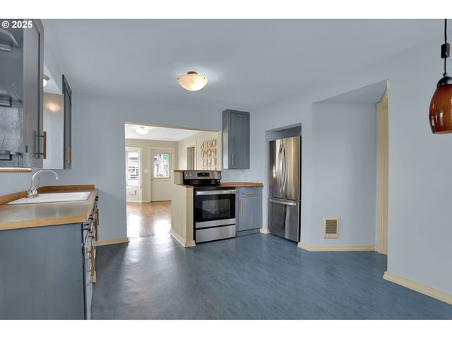 728 E WHITEAKER Ave, Cottage Grove, OR 97424