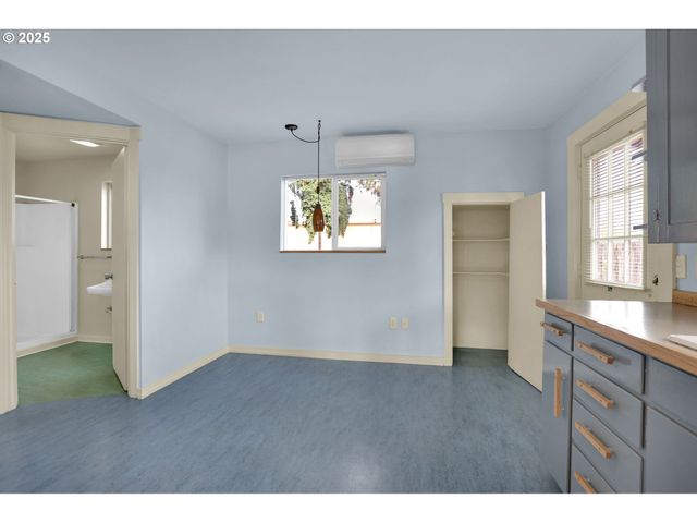 728 E WHITEAKER Ave, Cottage Grove, OR 97424