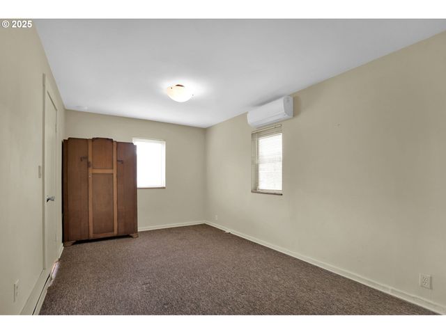 728 E WHITEAKER Ave, Cottage Grove, OR 97424