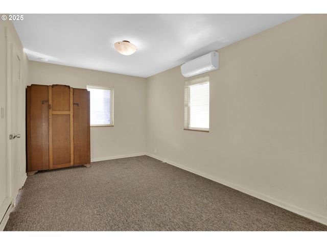 728 E WHITEAKER Ave, Cottage Grove, OR 97424