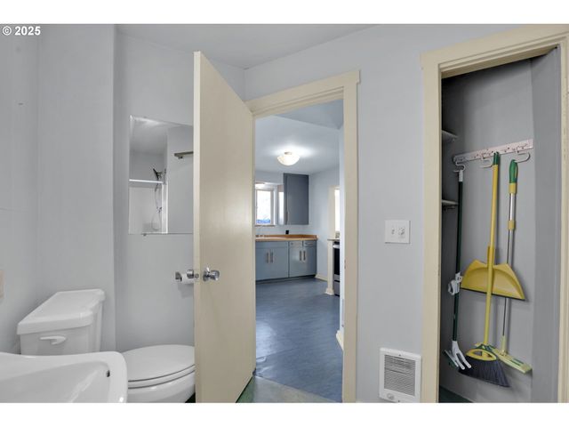 728 E WHITEAKER Ave, Cottage Grove, OR 97424