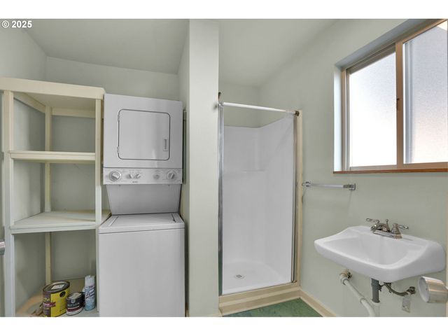 728 E WHITEAKER Ave, Cottage Grove, OR 97424