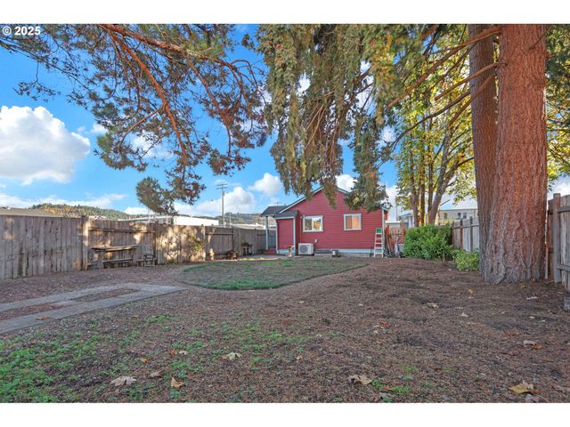 728 E WHITEAKER Ave, Cottage Grove, OR 97424