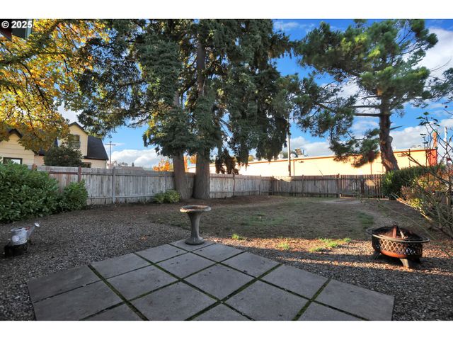 728 E WHITEAKER Ave, Cottage Grove, OR 97424