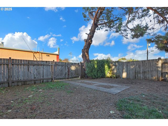 728 E WHITEAKER Ave, Cottage Grove, OR 97424