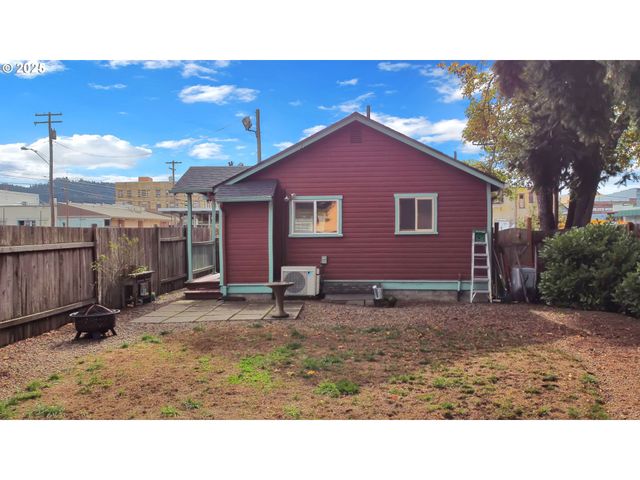 728 E WHITEAKER Ave, Cottage Grove, OR 97424