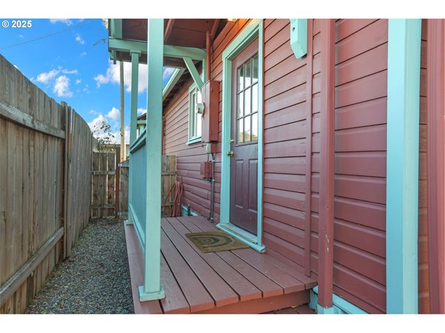 728 E WHITEAKER Ave, Cottage Grove, OR 97424