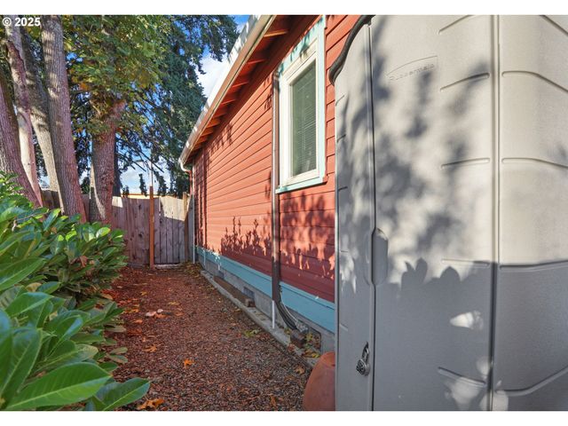 728 E WHITEAKER Ave, Cottage Grove, OR 97424