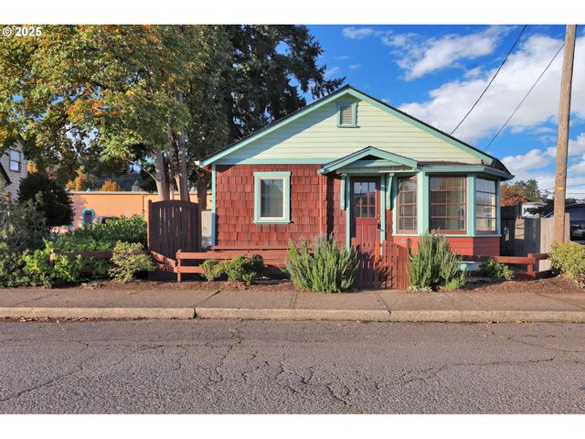 728 E WHITEAKER Ave, Cottage Grove, OR 97424