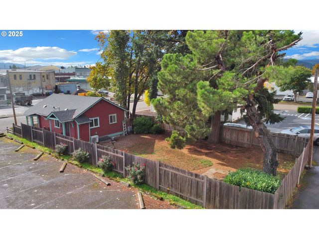 728 E WHITEAKER Ave, Cottage Grove, OR 97424