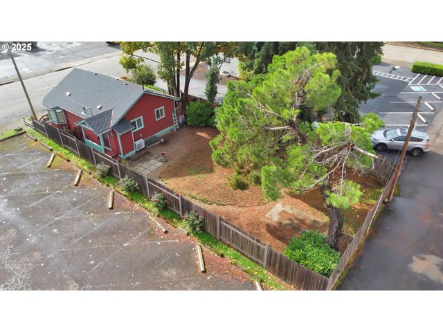 728 E WHITEAKER Ave, Cottage Grove, OR 97424