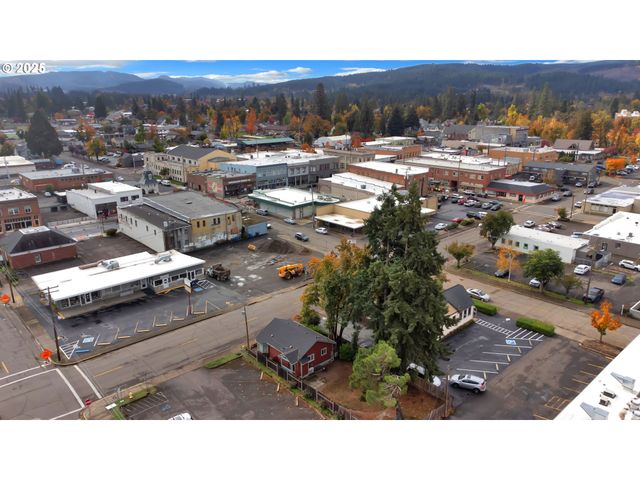 728 E WHITEAKER Ave, Cottage Grove, OR 97424