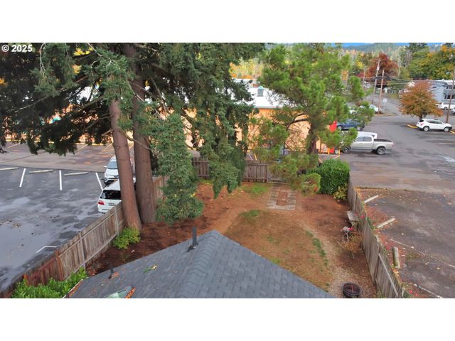 728 E WHITEAKER Ave, Cottage Grove, OR 97424