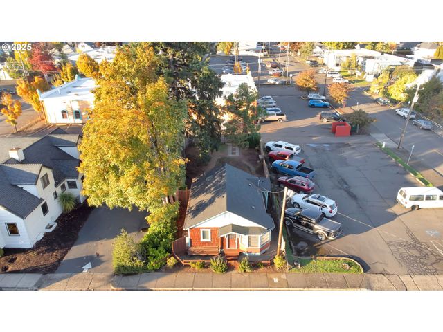 728 E WHITEAKER Ave, Cottage Grove, OR 97424