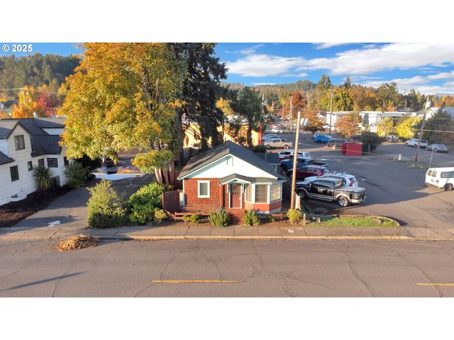 728 E WHITEAKER Ave, Cottage Grove, OR 97424