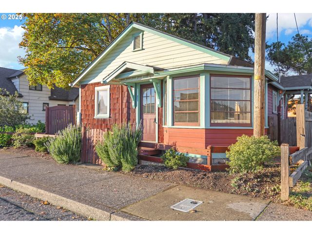 728 E WHITEAKER Ave, Cottage Grove, OR 97424