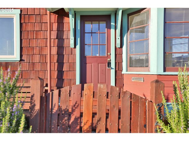 728 E WHITEAKER Ave, Cottage Grove, OR 97424