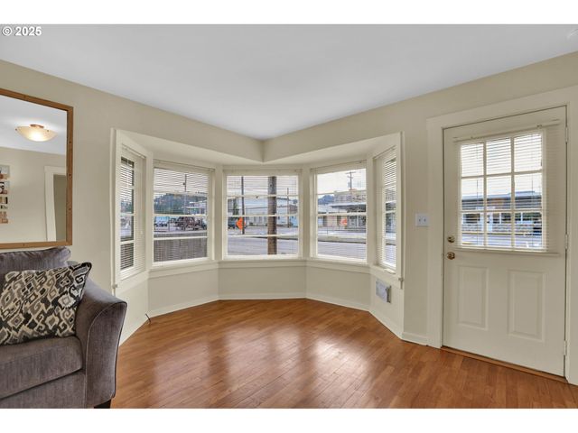 728 E WHITEAKER Ave, Cottage Grove, OR 97424