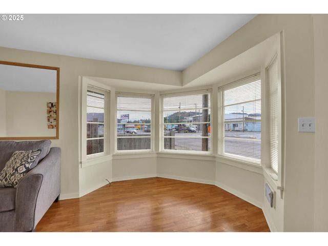 728 E WHITEAKER Ave, Cottage Grove, OR 97424