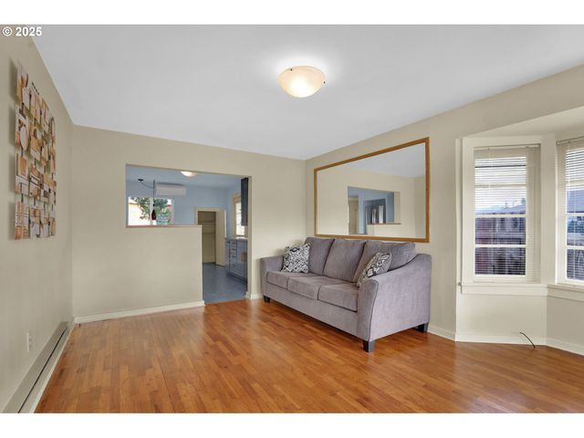 728 E WHITEAKER Ave, Cottage Grove, OR 97424