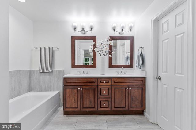 1171 FOXHOUND CT, Mclean, VA 22102