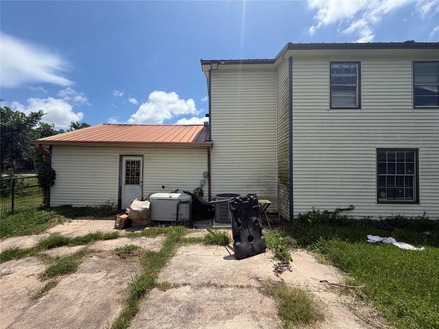 712 Oak Avenue, Highlands, TX 77562