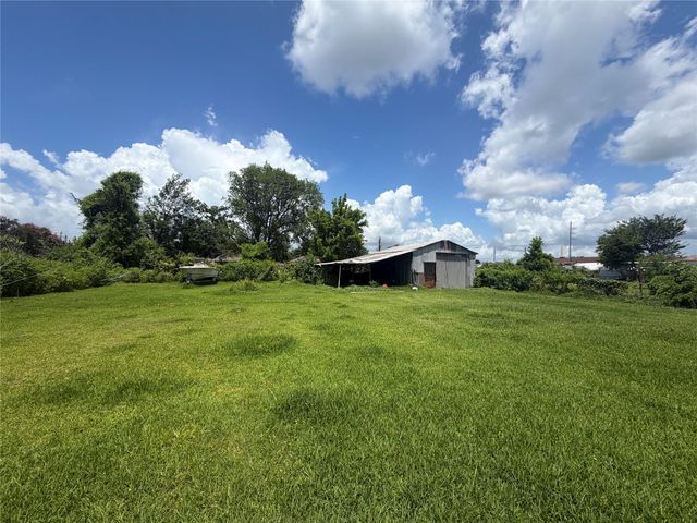 712 Oak Avenue, Highlands, TX 77562