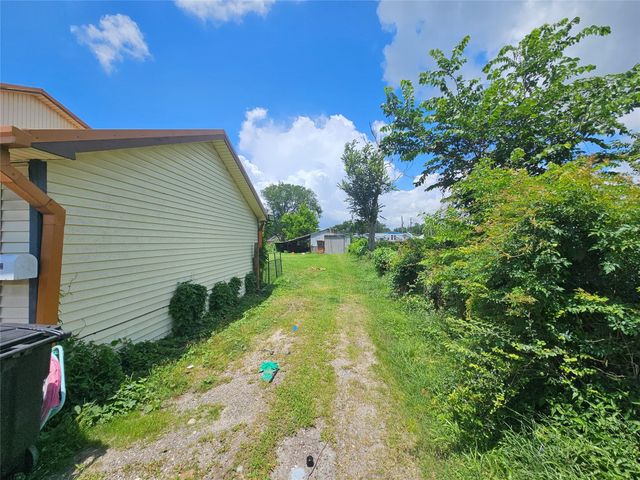 712 Oak Avenue, Highlands, TX 77562