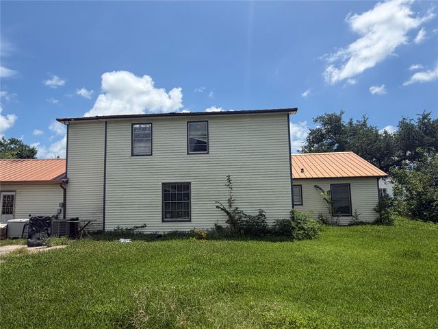 712 Oak Avenue, Highlands, TX 77562