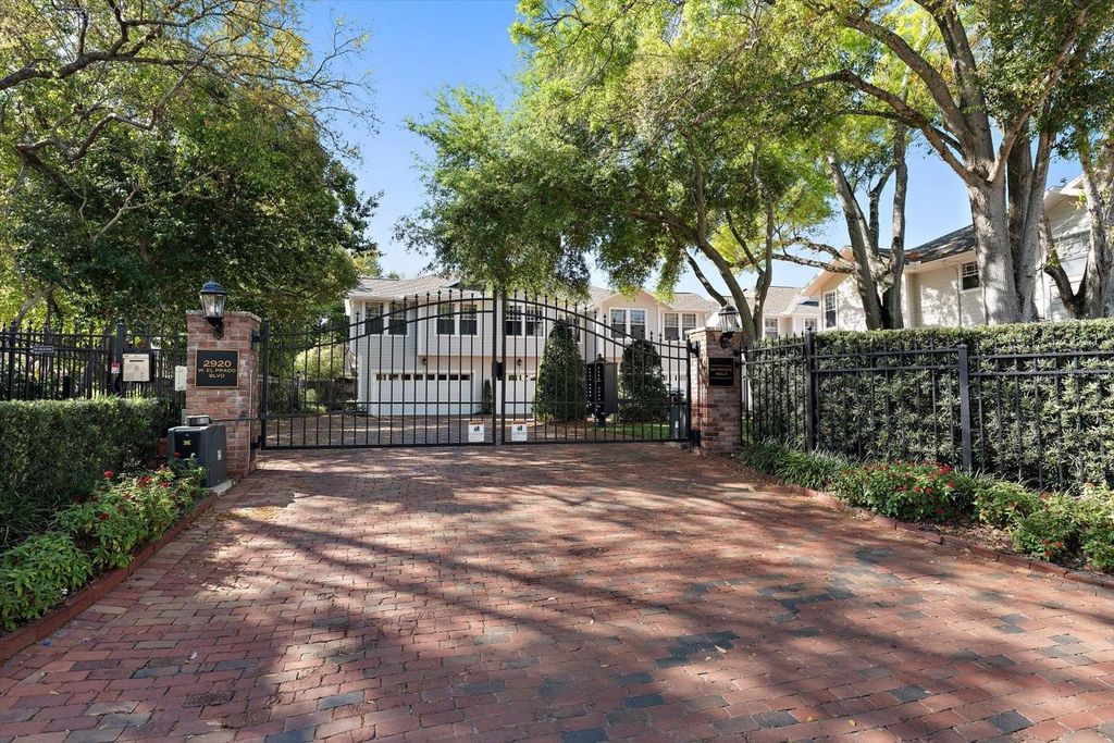 Image 3 of property listing at 2920 W EL PRADO BOULEVARD 13, Tampa, FL 33629