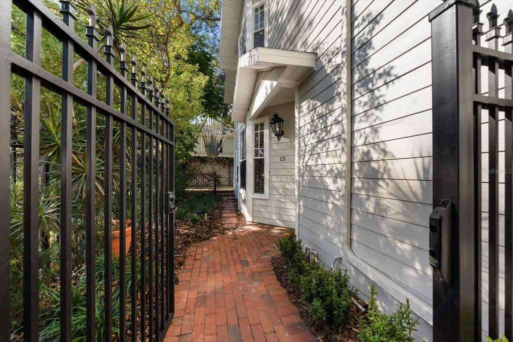 Image 39 of property listing at 2920 W EL PRADO BOULEVARD 13, Tampa, FL 33629