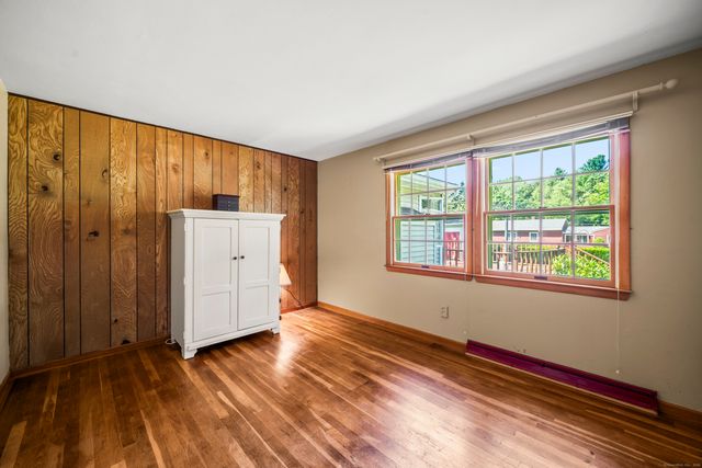 18 Glen Oak Drive, Enfield, CT 06082